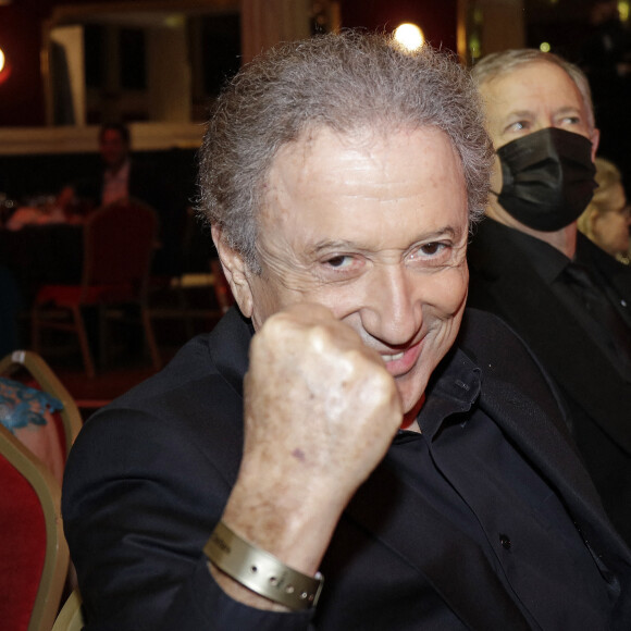 Michel Drucker - L'association Citéstars fête son 23e anniversaire lors du dîner gala de la 2e cérémonie des étoiles d'or à la salle Wagram, Paris. Le 28 novembre 2021. © Cédric Perrin/Bestimage