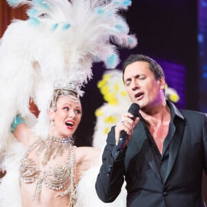 Dany Brillant et Les danseuses du Moulin Rouge - Enregistrement de l'émission "La grande soirée du 31 à Versailles". Le 15 décembre 2020. © Tiziano Da Silva - Cyril Moreau / Bestimage