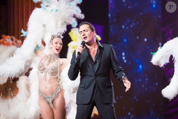 Dany Brillant et Les danseuses du Moulin Rouge - Enregistrement de l'émission "La grande soirée du 31 à Versailles". Le 15 décembre 2020. © Tiziano Da Silva - Cyril Moreau / Bestimage