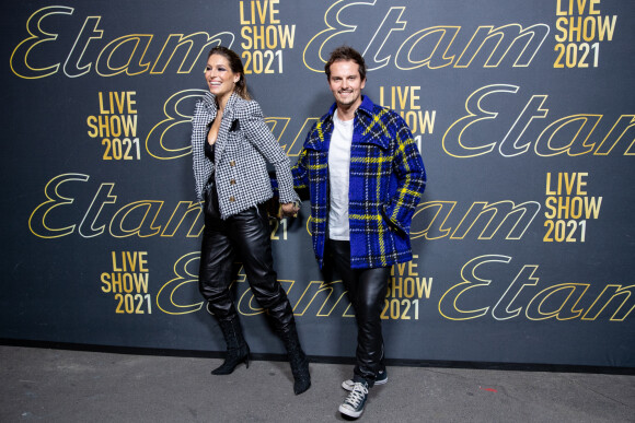 Laury Thilleman et son mari Juan Arbelaez - Photocall du défilé Etam Live Show 2021 à l'Opéra Garnier à Paris le 4 octobre 2021. © Tiziano Da Silva / Bestimage 