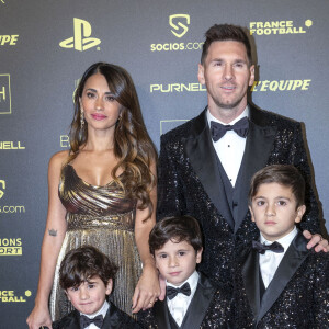 Lionel Messi avec sa femme Antonella Roccuzzo et ses enfants Thiago, Mateo et Ciro - Photocall de la cérémonie du Ballon d'Or 2021 au Théâtre du Châtelet. © Cyril Moreau/Bestimage