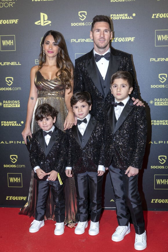 Lionel Messi avec sa femme Antonella Roccuzzo et ses enfants Thiago, Mateo et Ciro - Photocall de la cérémonie du Ballon d'Or 2021 au Théâtre du Châtelet. © Cyril Moreau/Bestimage