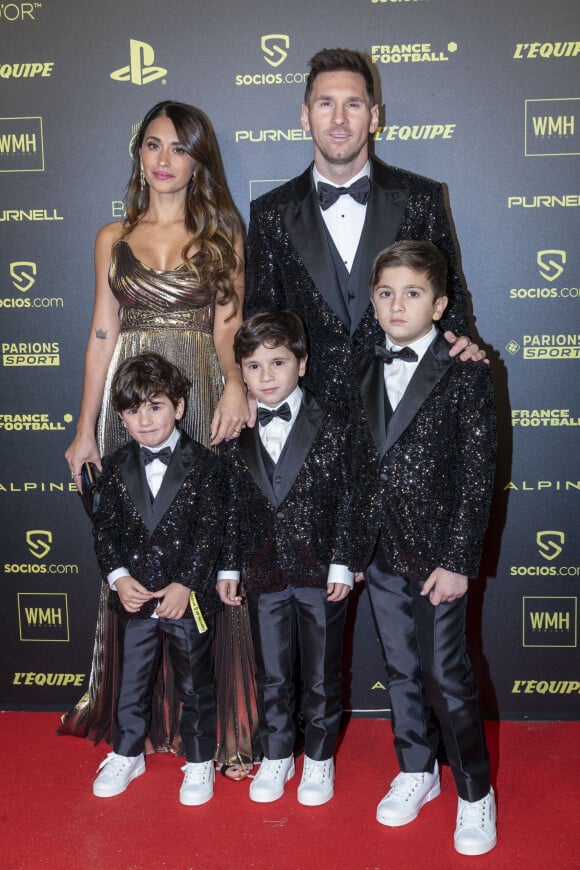 Lionel Messi (Ballon d'Or pour la 7ème fois) avec sa femme Antonella Roccuzzo et ses enfants Thiago, Mateo et Ciro - Photocall de la cérémonie du Ballon d'Or 2021 au Théâtre du Châtelet le 29 novembre 2021. © Cyril Moreau/Bestimage