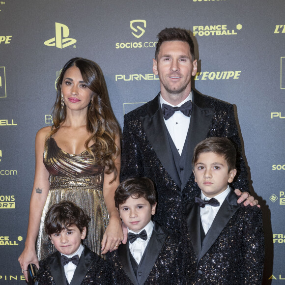 Lionel Messi (Ballon d'Or pour la 7ème fois) avec sa femme Antonella Roccuzzo et ses enfants Thiago, Mateo et Ciro - Photocall de la cérémonie du Ballon d'Or 2021 au Théâtre du Châtelet le 29 novembre 2021. © Cyril Moreau/Bestimage