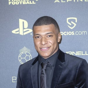 Kylian Mbappé - Photocall de la cérémonie du Ballon d'Or 2021 au Théâtre du Châtelet le 29 novembre 2021. © Cyril Moreau/Bestimage