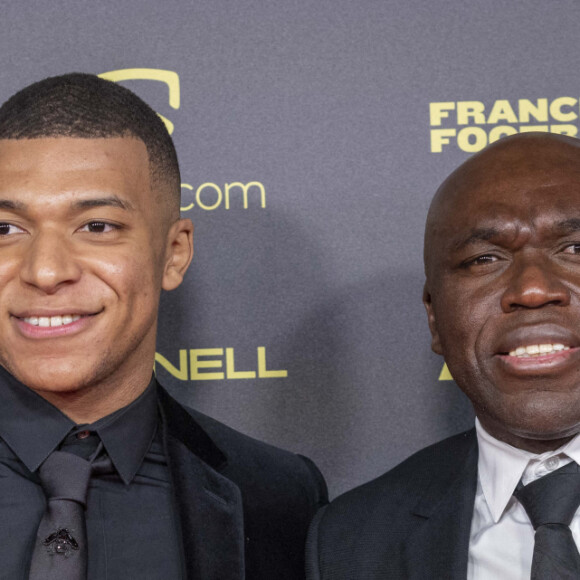 Kylian Mbappé et son père Wilfried Mbappé - Photocall de la cérémonie du Ballon d'Or 2021 au Théâtre du Châtelet le 29 novembre 2021. © Cyril Moreau/Bestimage