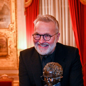 Laurent Ruquier et son Manneken Pis lors d'une réception à l'hôtel de ville de Bruxelles avec  l'équipe des Grosses Têtes pour inaugurer le Manneken Pis habillé avec un costume de l'animateur le 16 novembre 2021. © Frédéric Andrieu / Bestimage 