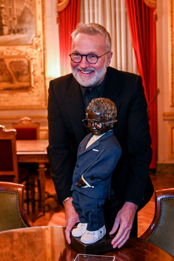 Laurent Ruquier et son Manneken Pis lors d'une réception à l'hôtel de ville de Bruxelles avec  l'équipe des Grosses Têtes pour inaugurer le Manneken Pis habillé avec un costume de l'animateur le 16 novembre 2021. © Frédéric Andrieu / Bestimage 