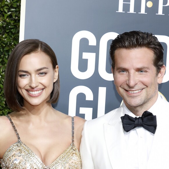 Irina Shayk (robe Atelier Versace) et son compagnon Bradley Cooper - Photocall de la 76ème cérémonie annuelle des Golden Globe Awards au Beverly Hilton Hotel à Los Angeles, le 6 janvier 2019.