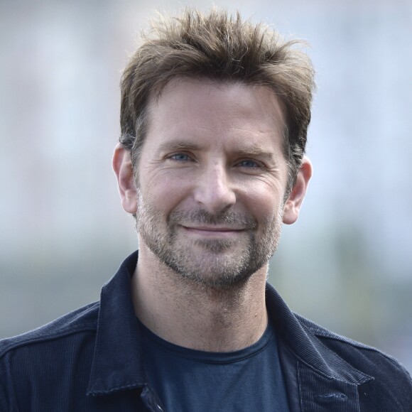 Bradley Cooper arrive au photocall de "A star is born" lors du festival du film de San Sebastian le 29 septembre 2018.