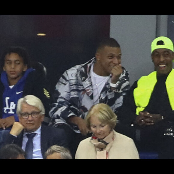 Kylian Mbappé avec son frère Ethan en tribune et Presnel Kimpembe - Match de qualification entre la France et l'Albanie (4-1) au Stade de France à Saint-Denis le 7 septembre 2019. © Gwendoline Le Goff/Panoramic/Bestimage