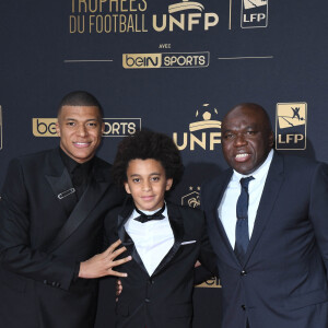 Kylian Mbappé avec son frère Ethan et son père Wilfried au photocall de la 28ème cérémonie des trophées UNFP (Union nationale des footballeurs professionnels) au Pavillon d'Armenonville à Paris, France, le 19 mai 2019. © Coadic Guirec/Bestimage