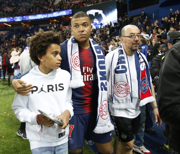 Kylian Mbappé et son frère Ethan - Le PSG célèbre son titre de Champion de France 2019 au Parc ders Princes à Paris, le 18 mai 2019. © Marc Ausset-Lacroix/Bestimage
