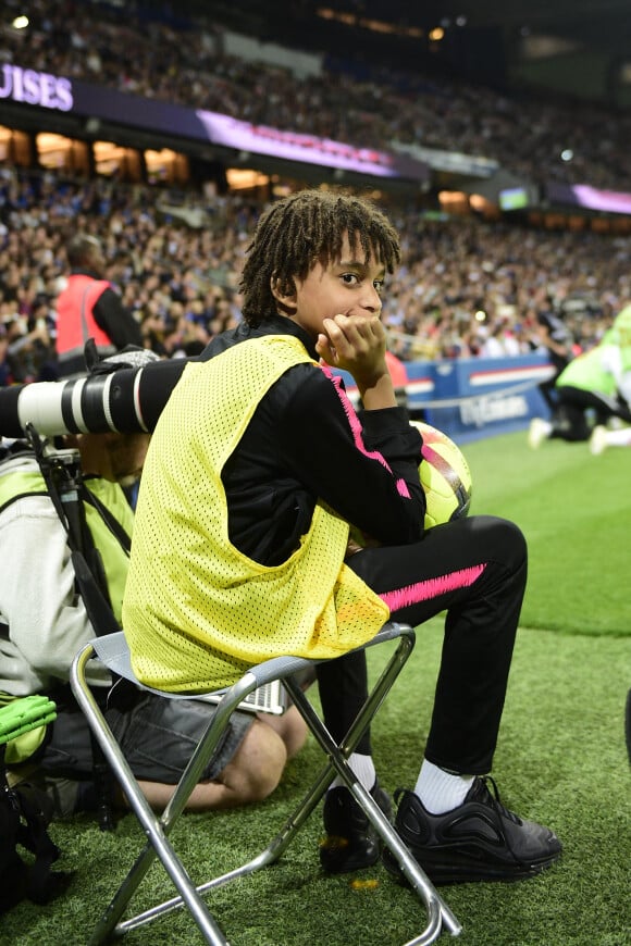 Ethan Mbappé , frère de Kylian, ramasseur de balles pendant le match de football PSG - Monaco au Parc des Princes, Paris le 21 Avril 2019, Paris.