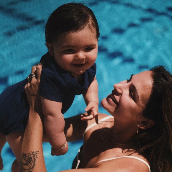 Jade Leboeuf et son fils Elon à la piscine.