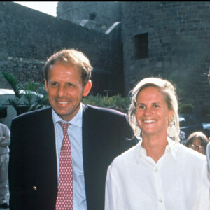 Nicolas Hulot lors de son mariage avec Isabelle Patissier avec son témoin Patrick Poivre d'Arvor, en 1993 à Saint-Malo