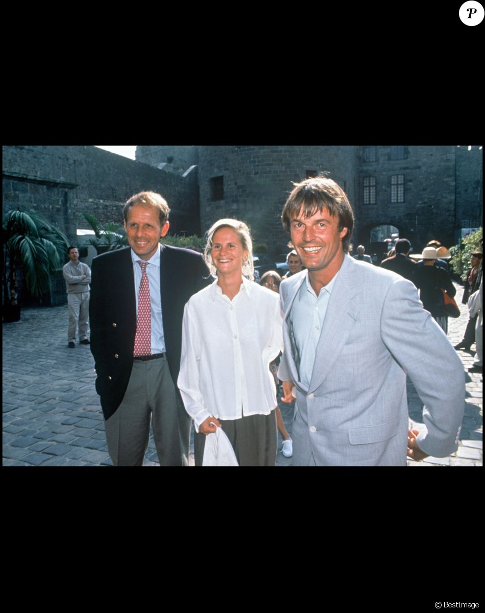 Nicolas Hulot lors de son mariage avec Isabelle Patissier avec son témoin Patrick Poivre d'Arvor, en 1993 à Saint-Malo