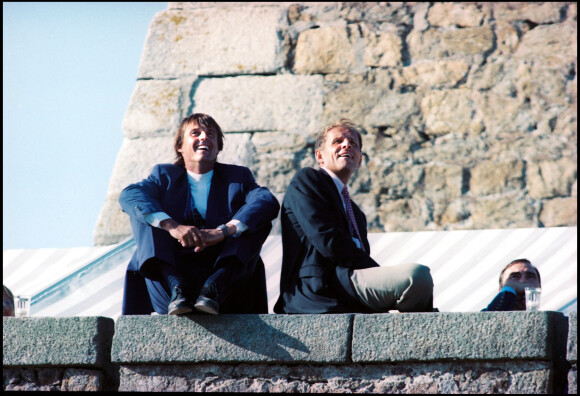 Nicolas Hulot lors de son mariage avec Isabelle Patissier avec son témoin Patrick Poivre d'Arvor, en 1993 à Saint-Malo