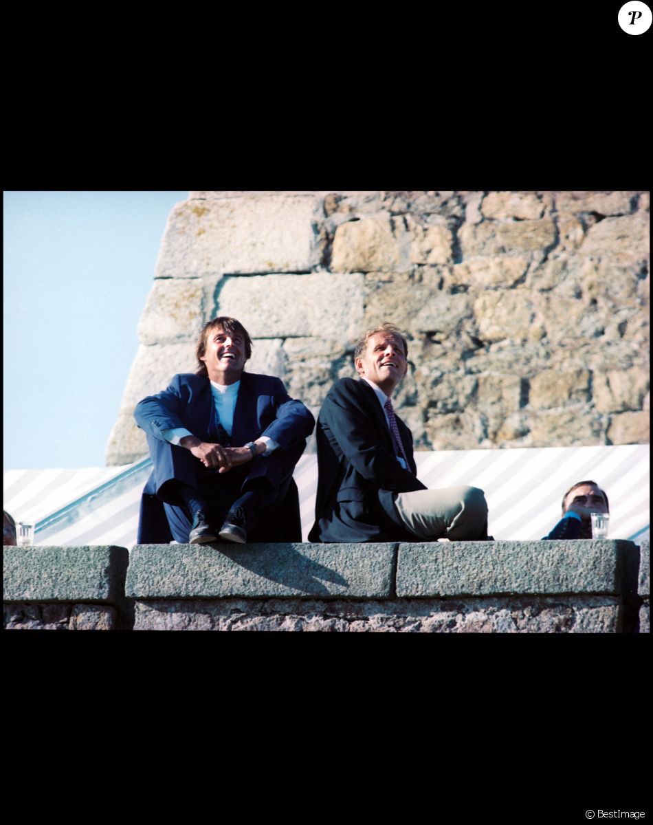 Nicolas Hulot lors de son mariage avec Isabelle Patissier avec son témoin Patrick Poivre d'Arvor, en 1993 à Saint-Malo