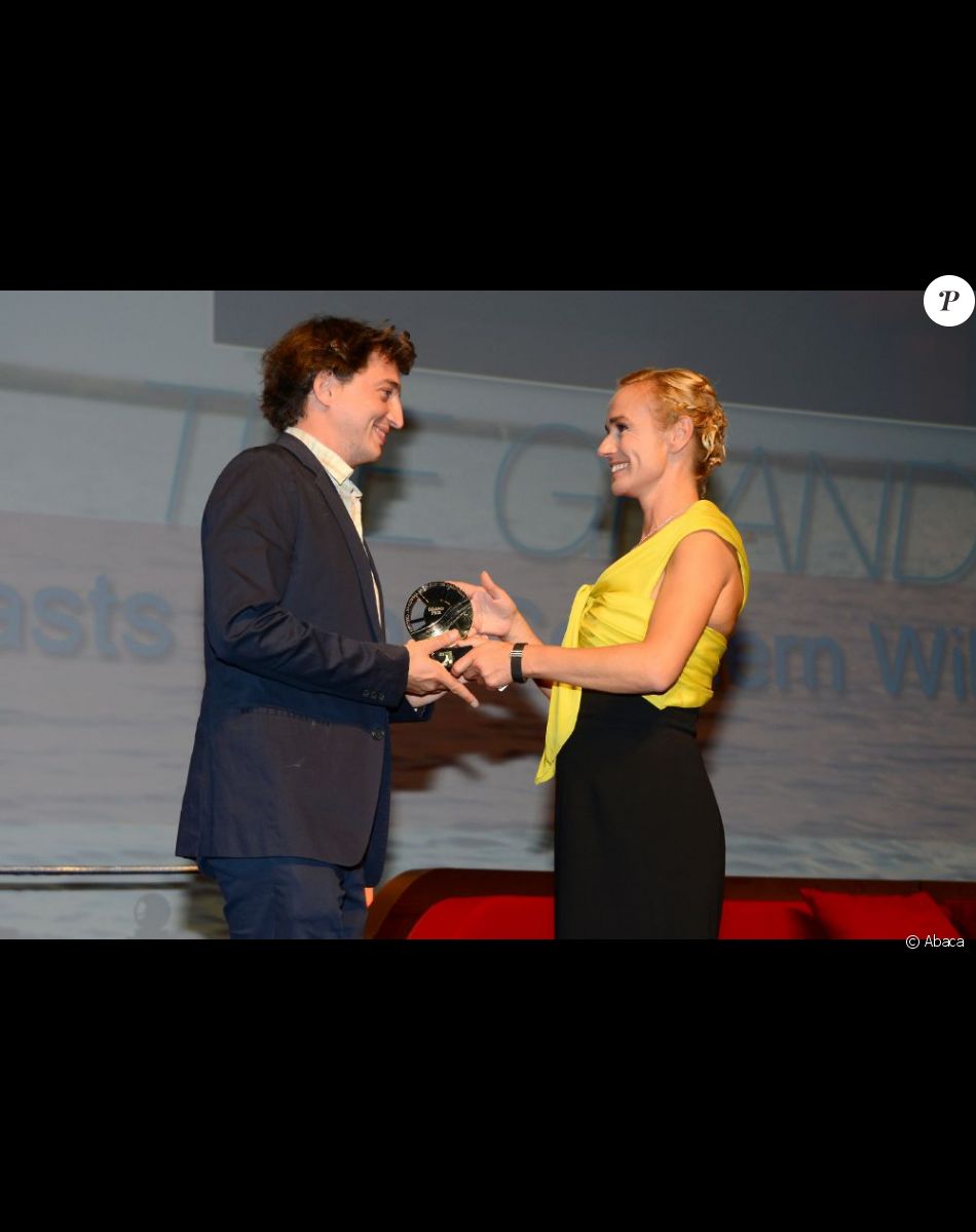 Benh Zeitlin, réalisateur des Bêtes du sud sauvage, reçoit le Grand Prix des mains de la présidente du jury Sandrine Bonnaire lors du Festival de Deauville le 8 septembre 2012