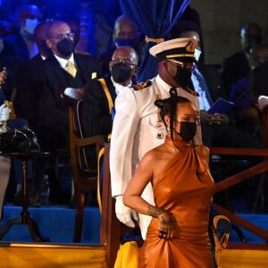 Rihanna - Le prince Charles, prince de Galles assiste à la cérémonie d'investiture présidentielle en présence de Rihanna à Heroes Square à Bridgetown à la Barbade le 29 novembre 2021.