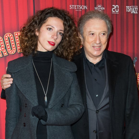 Michel Drucker et sa "petite-fille" Rebecca (fille de Stéfanie Jarre et petite fille de Dany Saval) - Soirée de gala à l'occasion de la première de la pièce "Les producteurs" au Théâtre de Paris à Paris. Le 2 décembre 2021 © Christophe Clovis / Bestimage