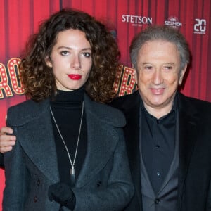 Michel Drucker et sa "petite-fille" Rebecca (fille de Stéfanie Jarre et petite fille de Dany Saval) - Soirée de gala à l'occasion de la première de la pièce "Les producteurs" au Théâtre de Paris à Paris. Le 2 décembre 2021 © Christophe Clovis / Bestimage