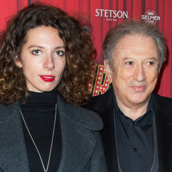 Michel Drucker et sa "petite-fille" Rebecca (fille de Stéfanie Jarre et petite fille de Dany Saval) - Soirée de gala à l'occasion de la première de la pièce "Les producteurs" au Théâtre de Paris à Paris. Le 2 décembre 2021 © Christophe Clovis / Bestimage