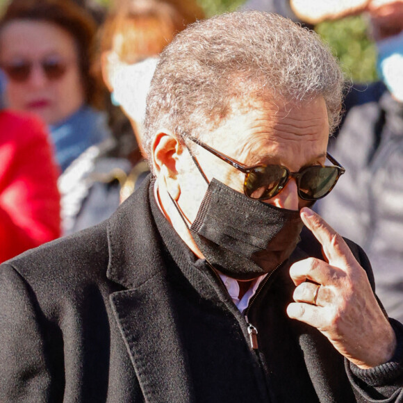 Michel Drucker - Arrivées à la messe funéraire en hommage à Bernard Tapie en l'église Saint-Germain-des-Prés à Paris. Le 6 octobre 2021 © Jacovides-Moreau / Bestimage