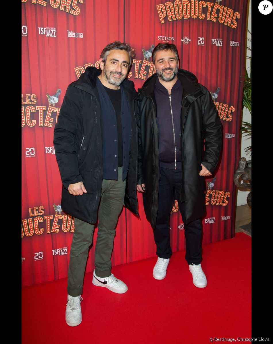 Éric Toledano et Olivier Nakache assistent à la soirée de gala à l'occasion de la première de la pièce "Les producteurs" au Théâtre de Paris à Paris. Le 2 décembre 2021 © Christophe Clovis / Bestimage