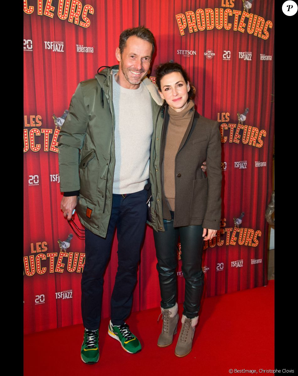 Julien Boisselier et sa compagne Clémence Thioly assistent à la soirée de gala à l'occasion de la première de la pièce "Les producteurs" au Théâtre de Paris à Paris. Le 2 décembre 2021 © Christophe Clovis / Bestimage