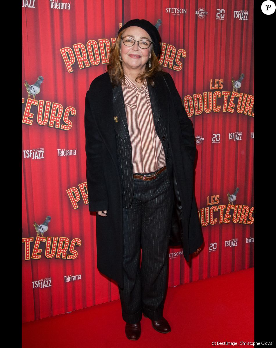 Catherine Frot assiste à la soirée de gala à l'occasion de la première de la pièce "Les producteurs" au Théâtre de Paris à Paris. Le 2 décembre 2021 © Christophe Clovis / Bestimage