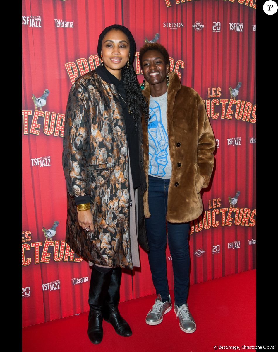 La chanteuse Imany et Rokhaya Diallo assistent à la soirée de gala à l'occasion de la première de la pièce "Les producteurs" au Théâtre de Paris à Paris. Le 2 décembre 2021 © Christophe Clovis / Bestimage