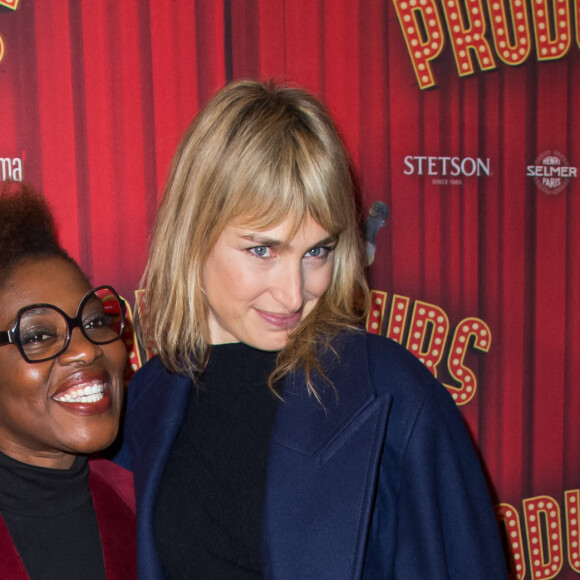 Claudia Tagbo et Pauline Lefèvre assistent à la soirée de gala à l'occasion de la première de la pièce "Les producteurs" au Théâtre de Paris à Paris. Le 2 décembre 2021 © Christophe Clovis / Bestimage
