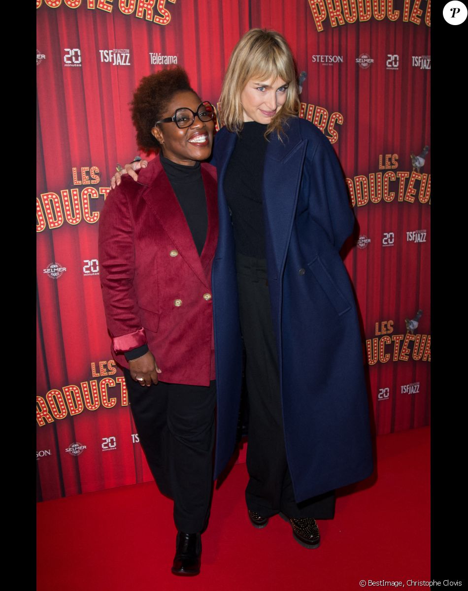 Claudia Tagbo et Pauline Lefèvre assistent à la soirée de gala à l'occasion de la première de la pièce "Les producteurs" au Théâtre de Paris à Paris. Le 2 décembre 2021 © Christophe Clovis / Bestimage