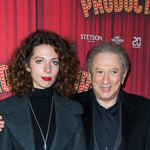 Michel Drucker et sa "petite-fille" Rebecca (fille de Stéfanie Jarre et petite fille de Dany Saval) assistent à la soirée de gala à l'occasion de la première de la pièce "Les producteurs" au Théâtre de Paris à Paris. Le 2 décembre 2021 © Christophe Clovis / Bestimage