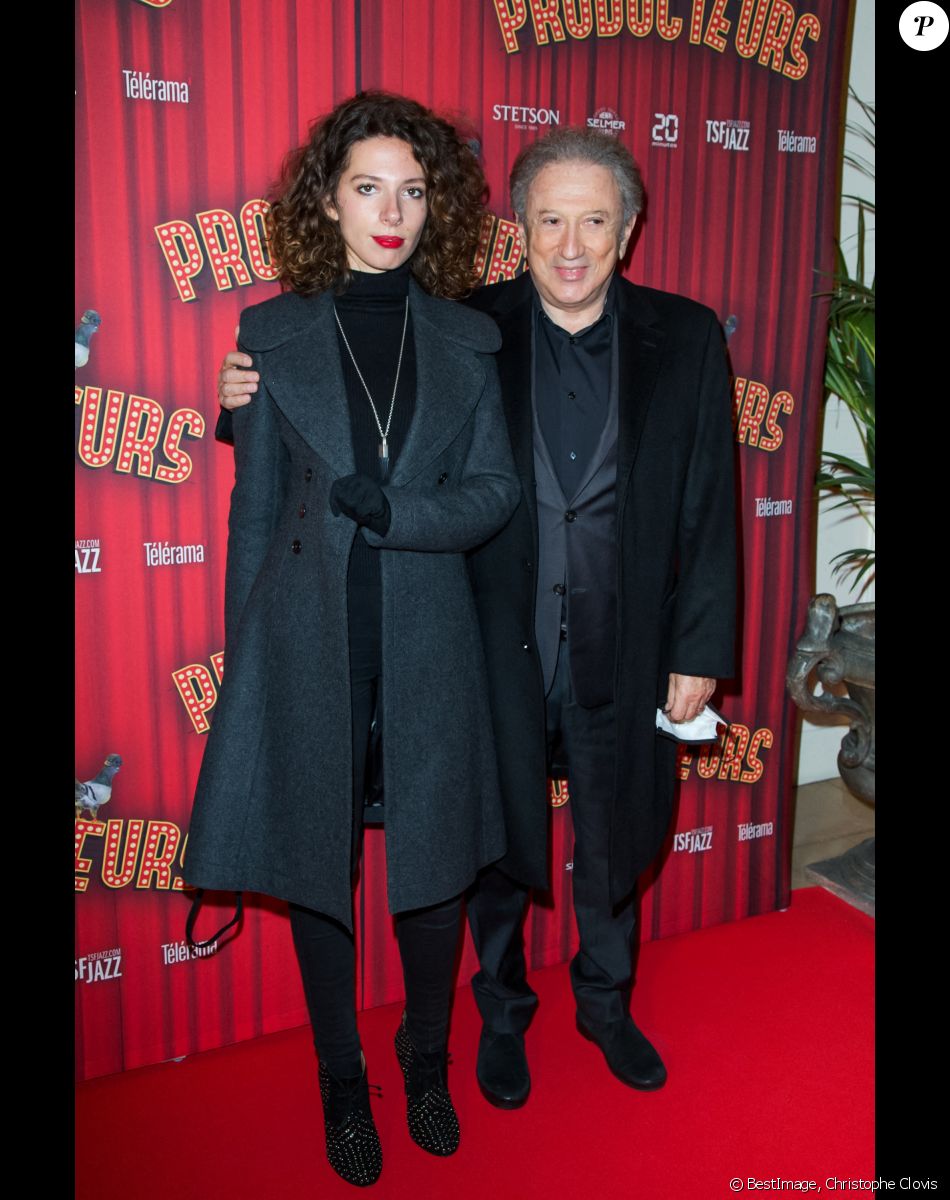 Michel Drucker et sa "petite-fille" Rebecca (fille de Stéfanie Jarre et petite fille de Dany Saval) assistent à la soirée de gala à l'occasion de la première de la pièce "Les producteurs" au Théâtre de Paris à Paris. Le 2 décembre 2021 © Christophe Clovis / Bestimage