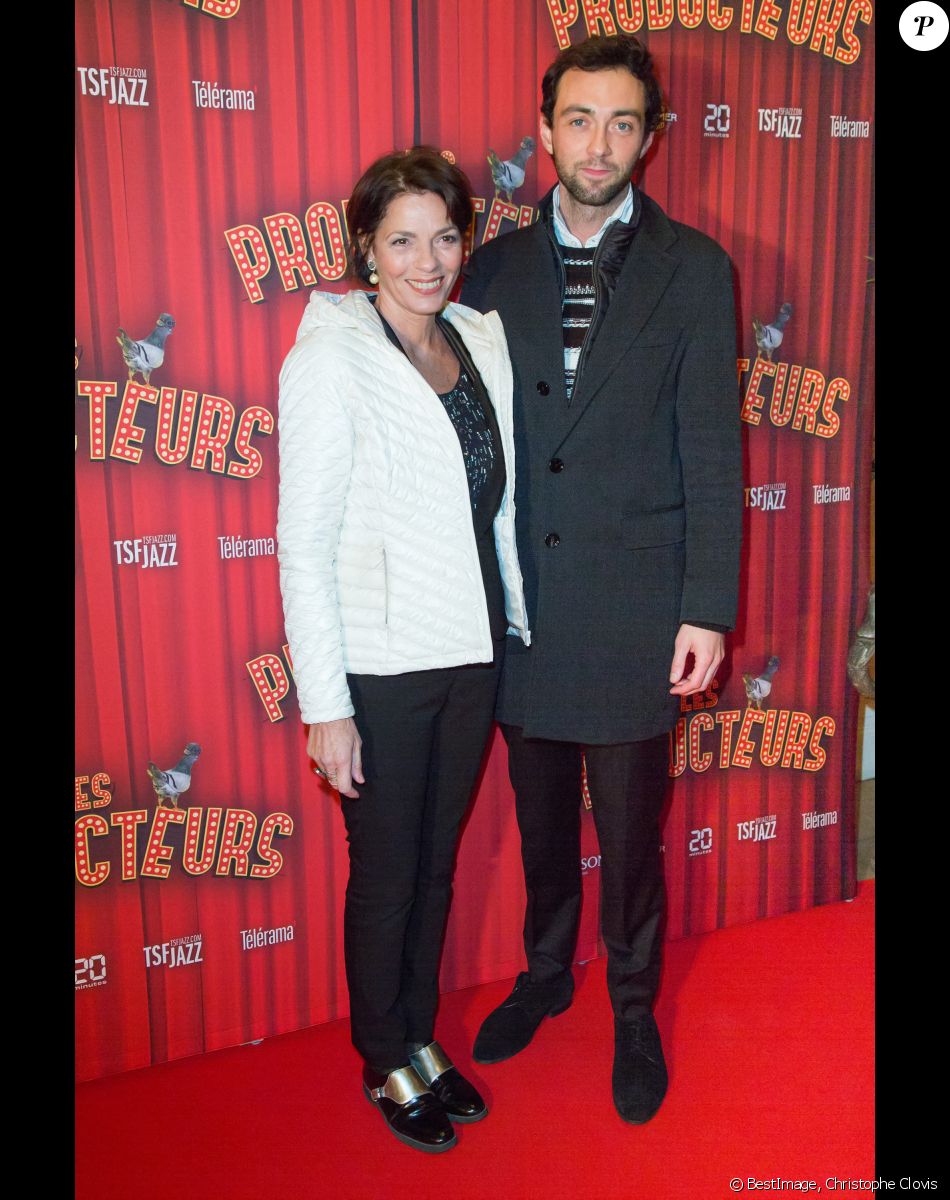 Elizabeth Bourgine et son fils Jules assistent à la soirée de gala à l'occasion de la première de la pièce "Les producteurs" au Théâtre de Paris à Paris. Le 2 décembre 2021 © Christophe Clovis / Bestimage