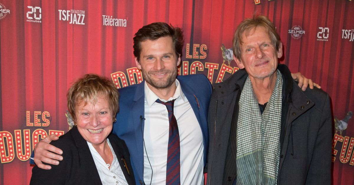 Alexis Michalik Alexis Michalik (metteur en scène de la pièce) et ses parents Pamela  Hargreaves et Jean-Yves Michalik assistent à la soirée de gala à l'occasion  de la première - Purepeople