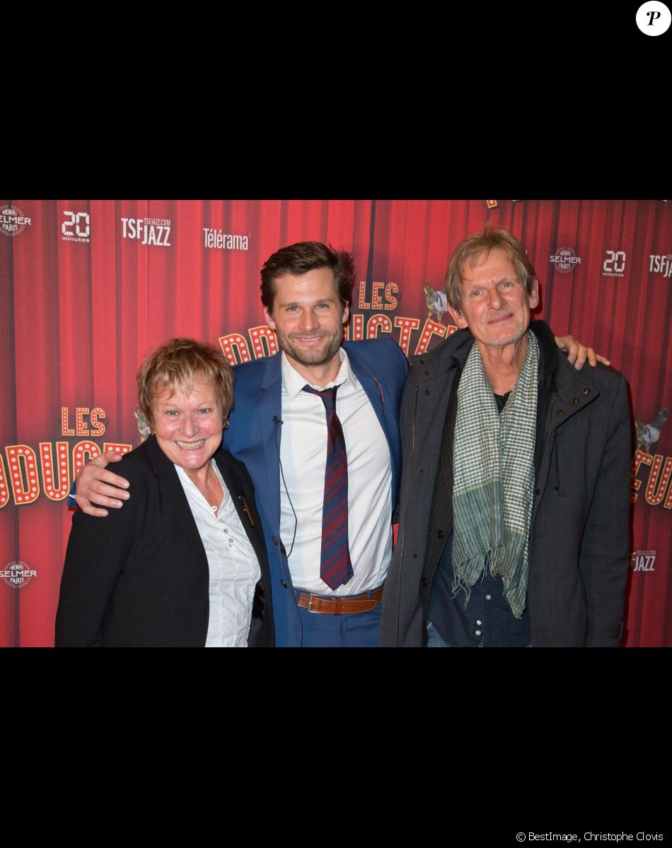 Alexis Michalik (metteur en scène de la pièce) et ses parents Pamela Hargreaves et Jean-Yves Michalik assistent à la soirée de gala à l'occasion de la première de la pièce "Les producteurs" au Théâtre de Paris à Paris. Le 2 décembre 2021 © Christophe Clovis / Bestimage