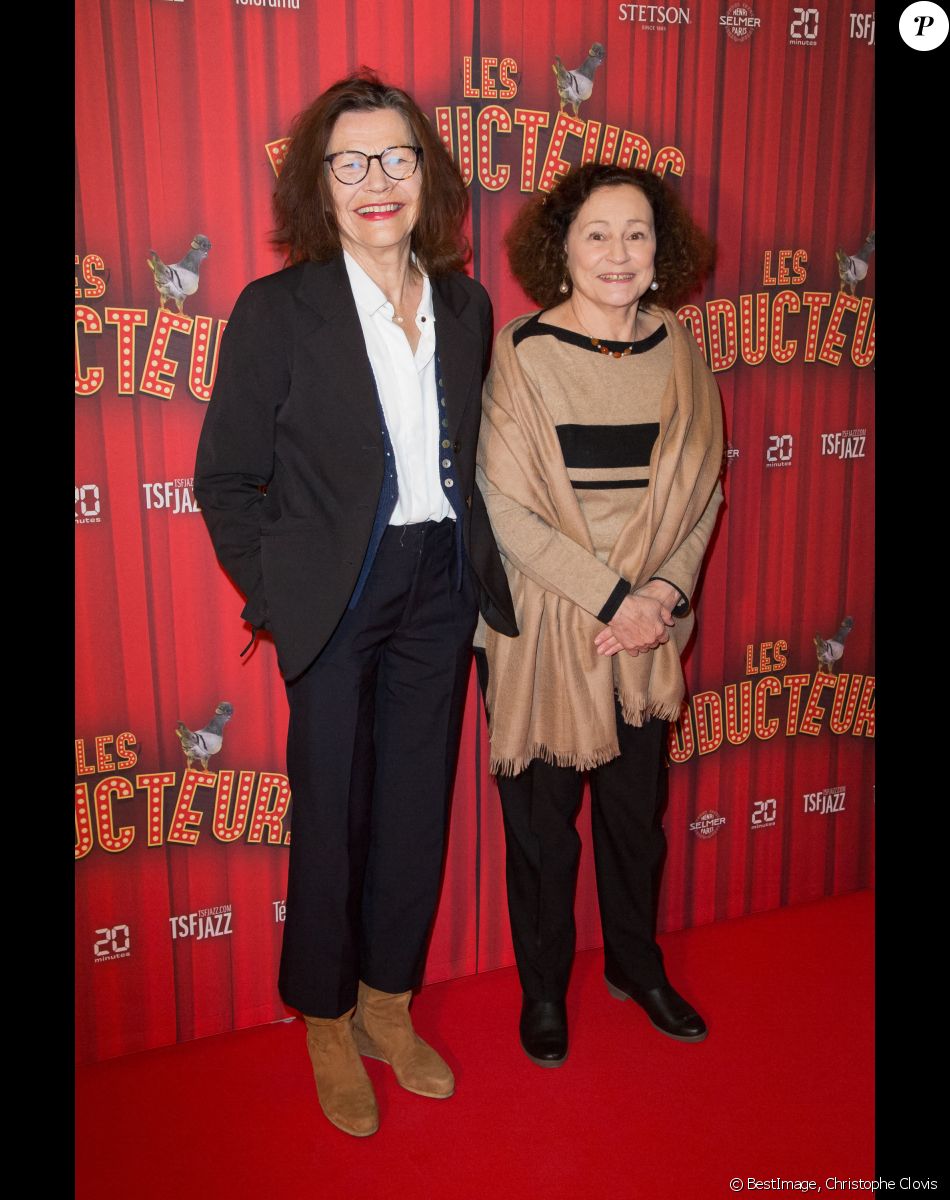Annick Le Goff et Catherine Arditi (soeur de Pierre Arditi) assistent à la soirée de gala à l'occasion de la première de la pièce "Les producteurs" au Théâtre de Paris à Paris. Le 2 décembre 2021 © Christophe Clovis / Bestimage