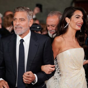 George et Amal Clooney au photocall du film "The tender bar" lors du 65ème festival du film de Londres (BFI) le 10 octobre 2021. 