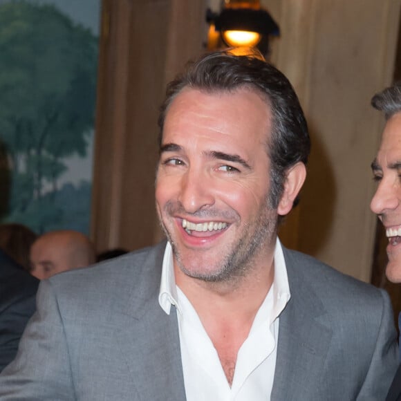 Jean Dujardin et George Clooney lors du photocall du film "Monuments Men" à l'hôtel Bristol à Paris le 12 février 2004. 