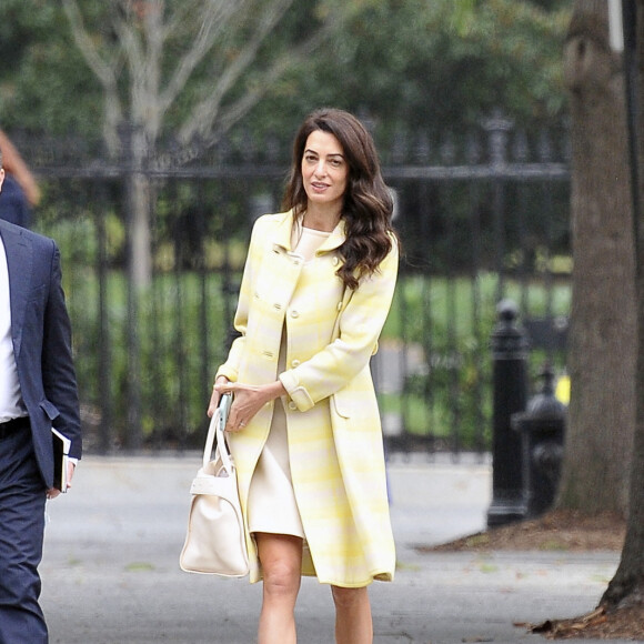 Amal Clooney se promène dans les rues de Washington DC le 12 octobre 2021. 