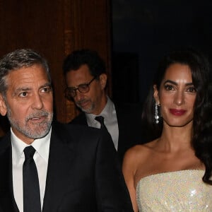 George Clooney et sa femme Amal quittent l'hôtel Nomad pour se rendre à la première de "Tender Bar" lors du BFI London Film Festival, le 10 octobre 2021. 