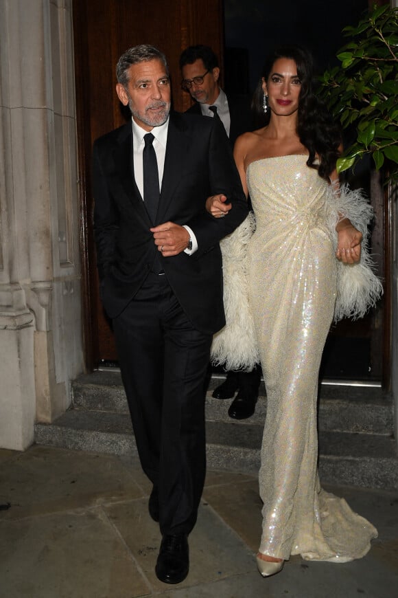 George Clooney et sa femme Amal quittent l'hôtel Nomad pour se rendre à la première de "Tender Bar" lors du BFI London Film Festival, le 10 octobre 2021. 