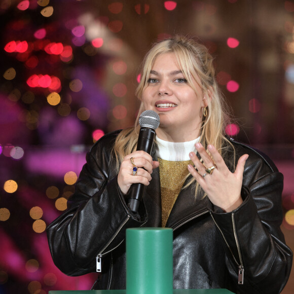 Louane Emera - Lancement de "1,2,3... Noël" lors de l'inauguration des vitrines et du sapin de Noël 2021 des Galeries Lafayette Haussmann 2021 à Paris. Le 17 novembre 2021.