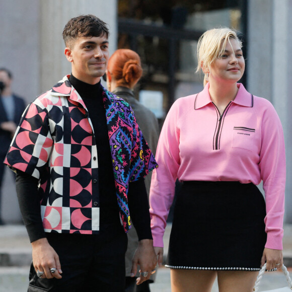 Louane Emera et son compagnon Florian Rossi arrivent au défilé de mode Miu Miu lors de la Fashion Week printemps/été 2022 à Paris, France, le 5 octobre 2021. © Veeren Ramsamy-Christophe Clovis/Bestimage 