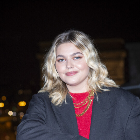 La chanteuse Louane lors de la cérémonie d'illumination des Champs Elysées à Paris le 22 novembre 2020. Louane Emera est la marraine de la 40ème cérémonie d'illumination des champs Elysées. © JB Autissier / Panoramic / Bestimage 