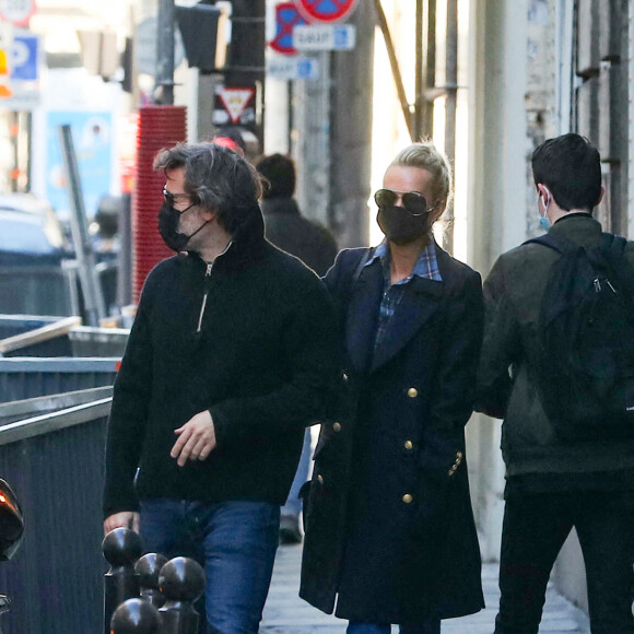 Exclusif - Laeticia Hallyday et son compagnon Jalil Lespert à la sortie du domicile de Jalil à Paris le 9 novembre 2020.
